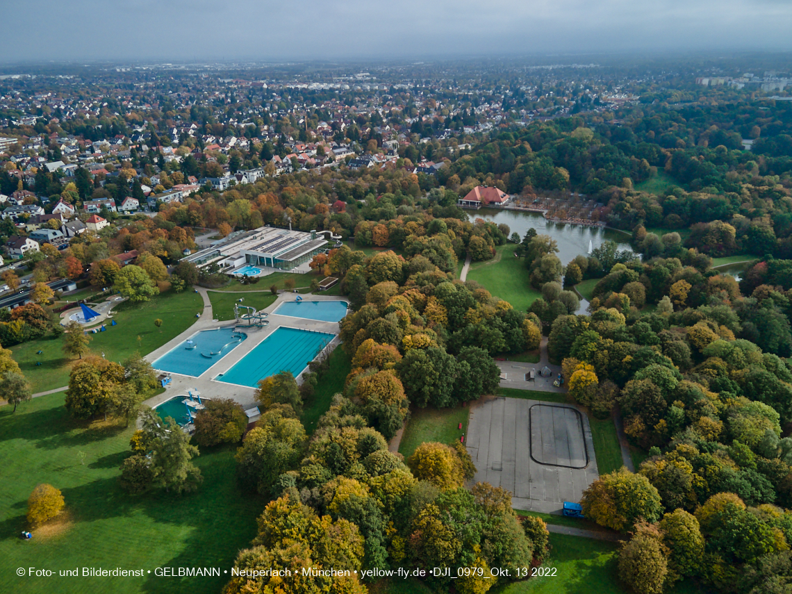 13.10.2022 - Der Ostpark mit See und Biergarten in Neuperlach 13.10.2022 - Der Ostpark mit See und Biergarten in Neuperlach